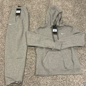 Nike Women’s Medium sweatsuit - NWT